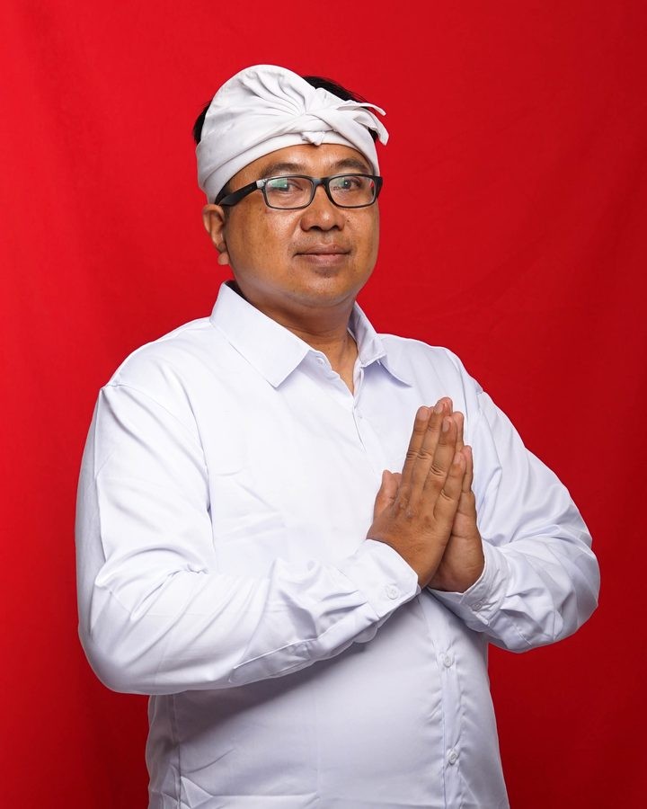Foto busana adat Ns. Cucuk Suwandi, S.Kep., M.Kep