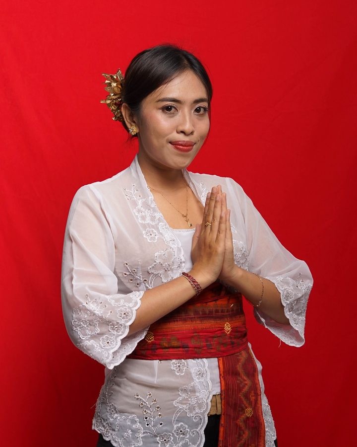 Foto busana adat Bd. Ni Ketut Devy Kaspirayanthi, S.Tr.Keb, M.Keb