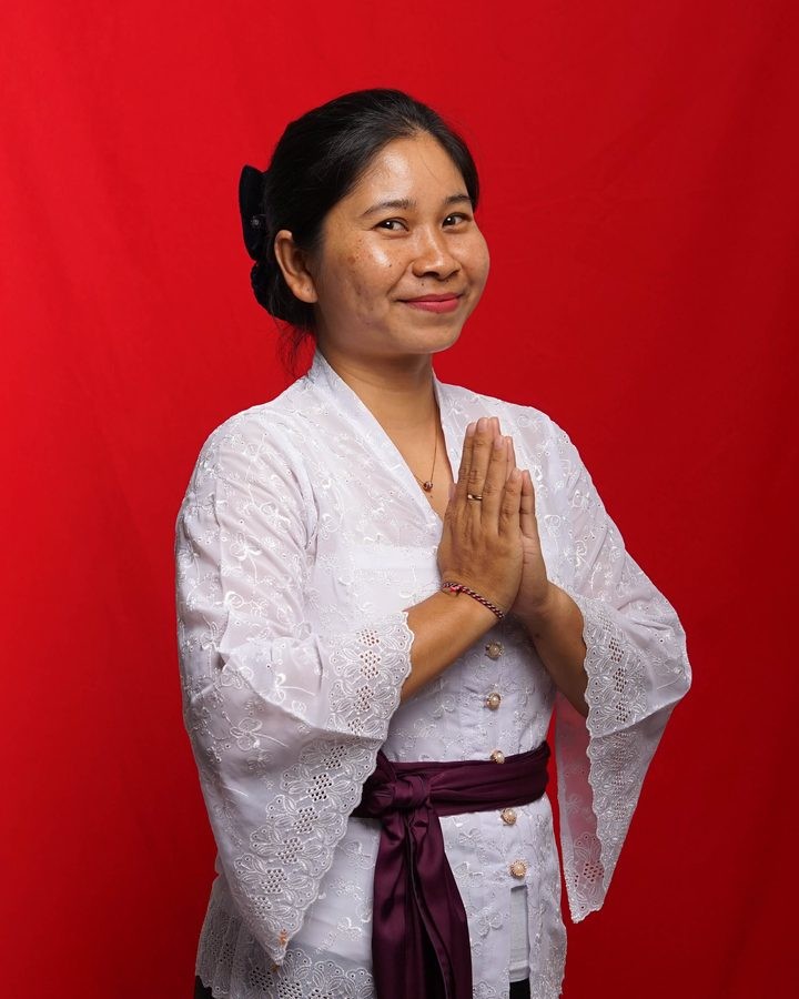 Foto busana adat Ni Made Ayu Savitri, S.Pd.