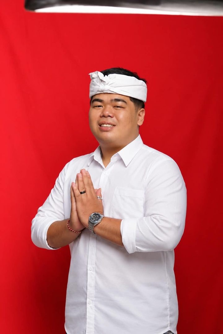Foto busana adat Darren, S.Tr.T.