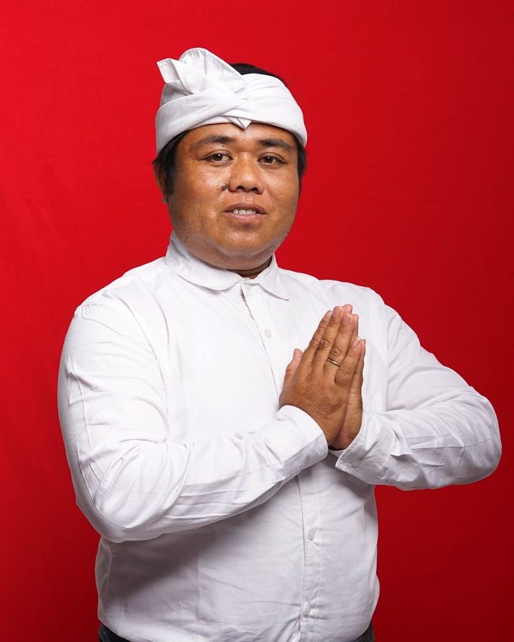 Foto busana adat I Nyoman Buda Supada, S.Fil.H